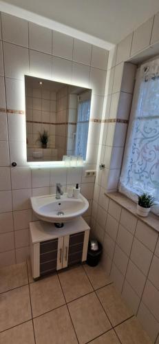 uma casa de banho com um lavatório e um espelho em Baabe - Insel Rügen - Ostsee - Ferienwohnung em Baabe