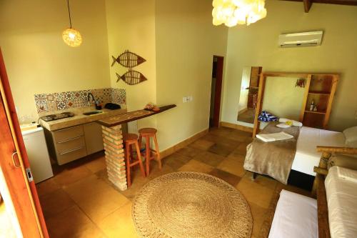 um quarto com uma cozinha e uma sala de estar em Vila Castanheiras em Barra Grande