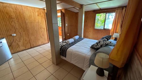 1 dormitorio con 1 cama grande en una habitación en Cabañas Mahatua en Hanga Roa