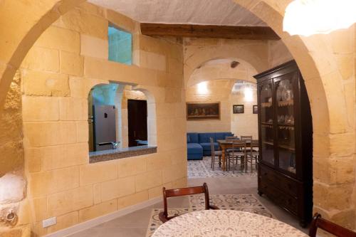 sala de estar con mesa y sillas en Surwig Gozitan Villa & Pool - Happy Rentals en Kerċem