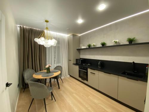 eine Küche und ein Esszimmer mit einem Tisch und Stühlen in der Unterkunft Dream Apartment in Bila Zerkwa