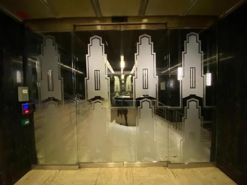 um quarto com uma porta de vidro com um edifício em Art Deco Loft, CBD, No Black Outs! em Cidade do Cabo