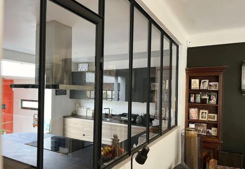 uma cozinha com uma grande vitrine de vidro em Demeure de prestige au cœur de Rueil-Malmaison em Rueil-Malmaison