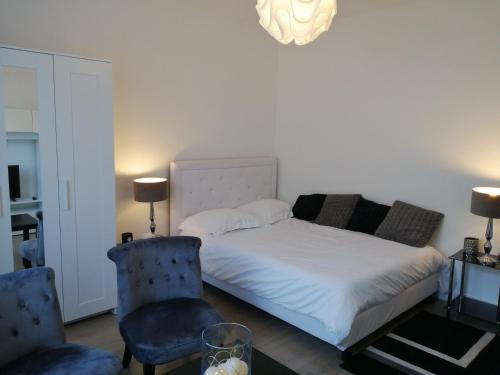 una camera da letto con un letto e una sedia di Annecy Dream Appart ad Annecy