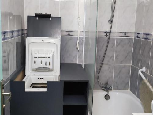 La petite salle de bains est pourvue d'une douche et d'un grille-pain. dans l'établissement 2 Pièces 6 Pers, Pied des Pistes, Balcon Sud - FR-1-689-129, à Villard-de-Lans