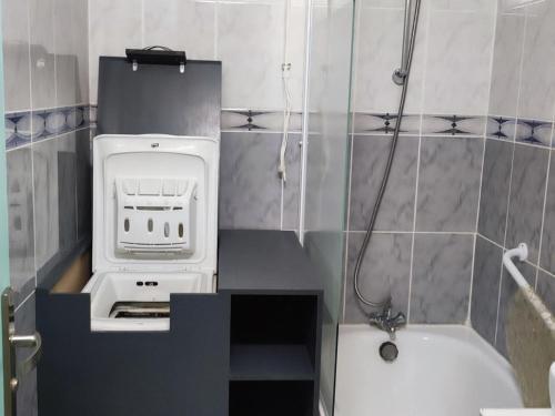 a small bathroom with a shower and a toaster at Appartement Villard-de-Lans, 2 pièces, 6 personnes - FR-1-689-129 in Villard-de-Lans