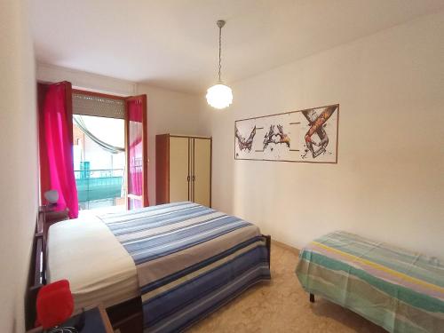 una camera da letto con un letto e una finestra di GioEl house a San Benedetto del Tronto