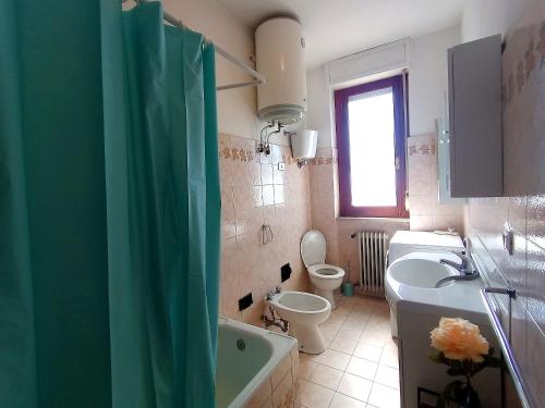 un bagno con vasca, lavandino e WC di GioEl house a San Benedetto del Tronto