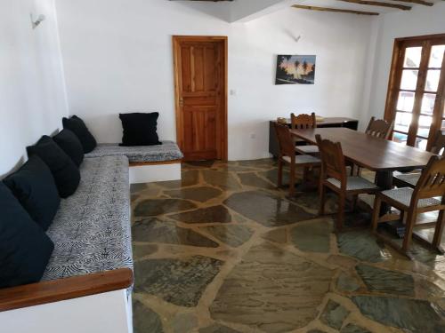 Silver Rock Hotel في ماليندي: غرفة معيشة مع طاولة خشبية وأريكة
