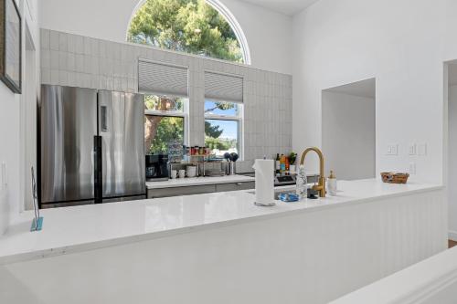 Nhà bếp/bếp nhỏ tại Luxurious Uptown Home - Mountain Views, Pool Table, Workspace, Parking!