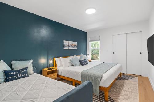 Giường trong phòng chung tại Luxurious Uptown Home - Mountain Views, Pool Table, Workspace, Parking!