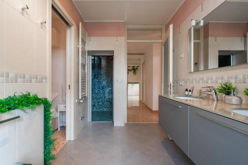 une grande cuisine avec un évier et un couloir dans l'établissement Villa Venice Carnival - Wellness, à Mira