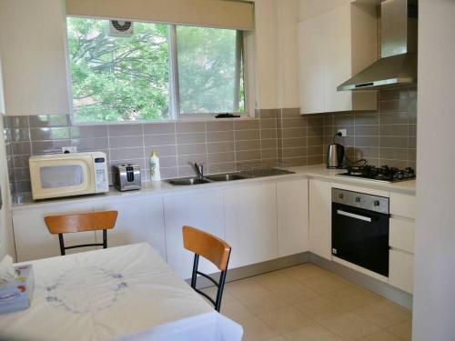 Köök või kööginurk majutusasutuses Quiet 2-bedroom condo 4-min walk to Epping Station