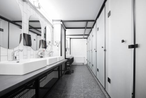 - Baño con 2 lavabos y 2 espejos en Capsule Hotel Constellation 91 en Leópolis