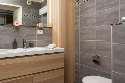 une salle de bain avec un lavabo, des toilettes et une douche dans l'établissement Spacieux appartement - Parking - Piscine - BV, à Beausoleil