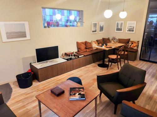 sala de estar con sofá y mesa en Sjarmerende, sentrumsnær leilighet en Stavanger