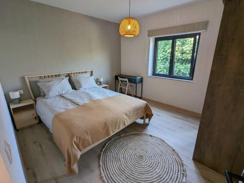 una camera con un grande letto e una finestra di Lucia's Residence a Mlini