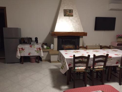 a kitchen with a table and chairs and a television at Foresto Case Vacanza in Volta Mantovana