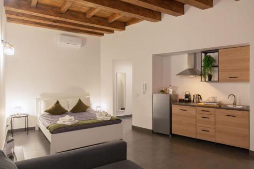1 Schlafzimmer mit einem Bett und einer Küche in der Unterkunft Palermo Inn Boutique Arte in Palermo