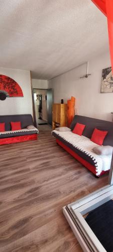 Cette chambre dispose de 2 lits et de parquet. dans l'établissement Appartement au CAP D'AGDE, au Cap d'Agde