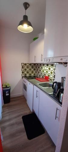 une cuisine avec un évier et un plan de travail dans l'établissement Appartement au CAP D'AGDE, au Cap d'Agde