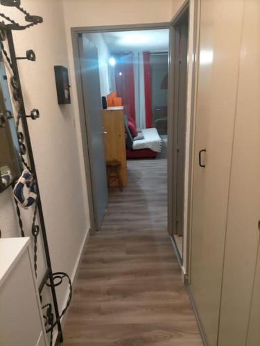 un couloir menant à un salon avec un hallwayngthngthngthngthngthngthngthngth dans l'établissement Appartement au CAP D'AGDE, au Cap d'Agde
