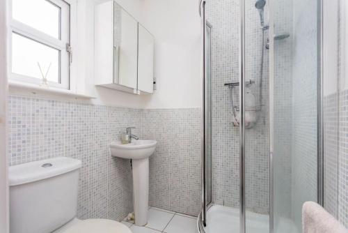 uma casa de banho com um chuveiro, um WC e um lavatório. em 45 Doonvale Drive em Ayr