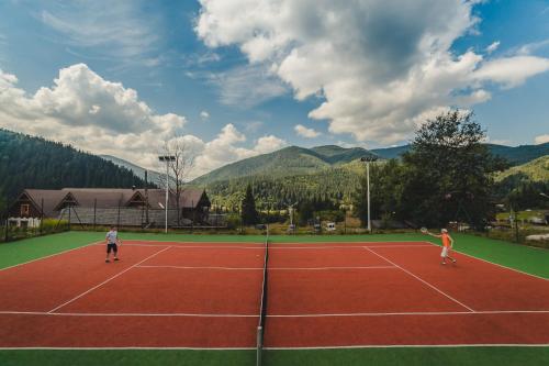 dwoje ludzi grających w tenisa na korcie tenisowym w obiekcie Korunka w mieście Tatarów