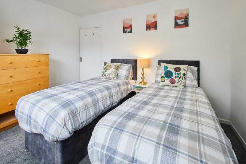 2 letti posti uno accanto all'altro in una camera da letto di Host & Stay - Shaftsbury a Burton Joyce