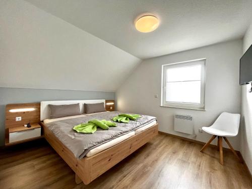 Postel nebo postele na pokoji v ubytování Ferienhaus Leni Bettwäsche Handtücher inkl