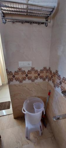 - Baño con aseo en una habitación en Mountain Villa Mcleodganj, en Kangra