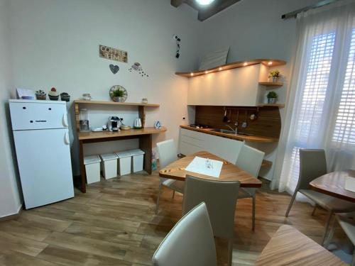 uma cozinha e sala de jantar com uma mesa e um frigorífico em A 4 PASSI em Reggio di Calabria