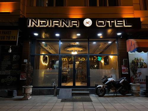 una motocicleta estacionada frente a una tienda en inDİANA HOTEL en Van