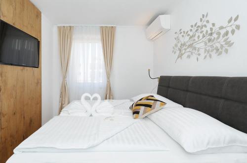 En eller flere senge i et værelse på Villa Tin Apartments