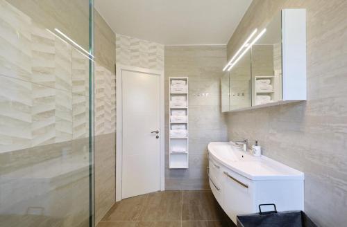 Et badeværelse på Villa Tin Apartments