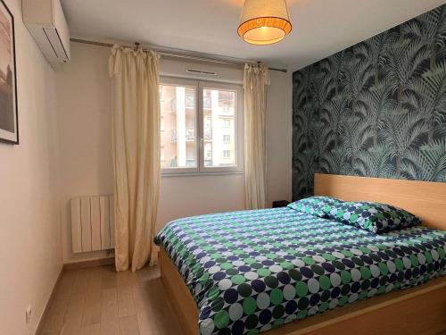- une chambre avec un lit et une fenêtre dans l'établissement location 3 chambres spacieuses dans appartment 2 mn RER Bussy Saint georges, à Bussy-Saint-Georges