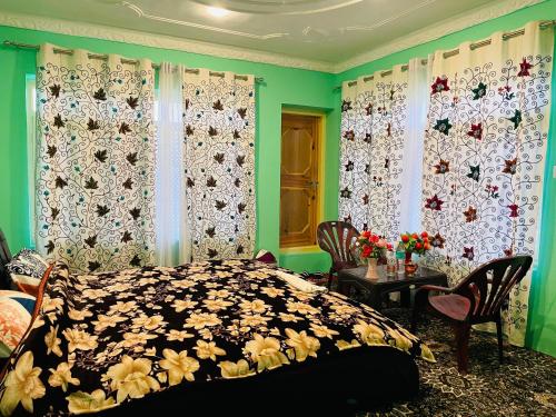 um quarto com uma cama com um cobertor florido em Fab Ocean Guest House em Tangmarg