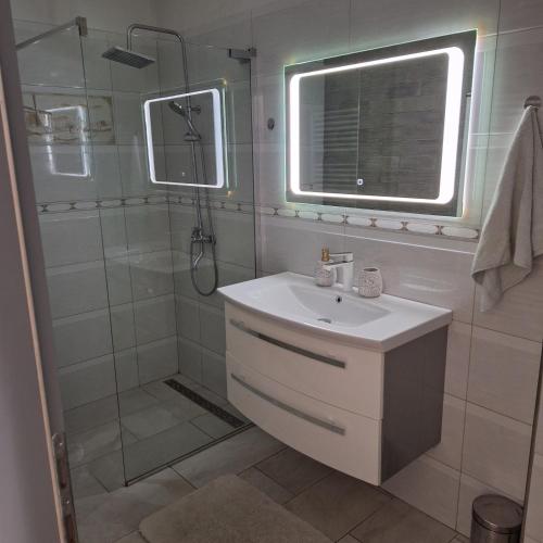 Ένα μπάνιο στο APARTMAN KIARA
