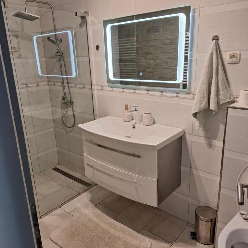 Ένα μπάνιο στο APARTMAN KIARA