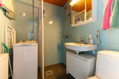 bagno blu con lavandino e servizi igienici di Kaksio lähellä Turun jokirantaa a Turku