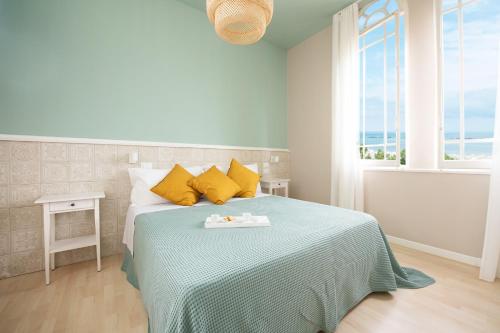 チェゼナーティコにあるHotel Atlanticaのベッドルーム1室(ベッド1台、食料品のトレイ付)