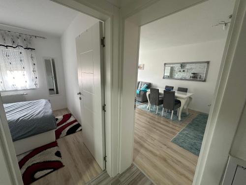 1 dormitorio con 1 cama y comedor con mesa en Stan_na_dan Modriča en Modriča