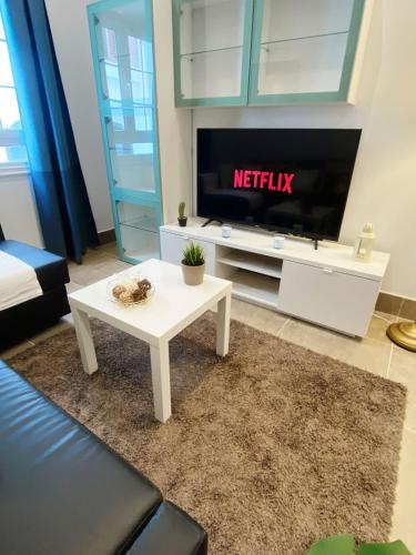 TV a/nebo společenská místnost v ubytování Apartamento en C/ León y Castillo (C/ Real) Centro de Arrecife