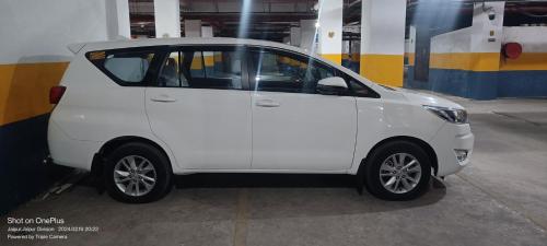 une petite voiture blanche garée dans un garage dans l'établissement Travel India cab services, à Chāndīo
