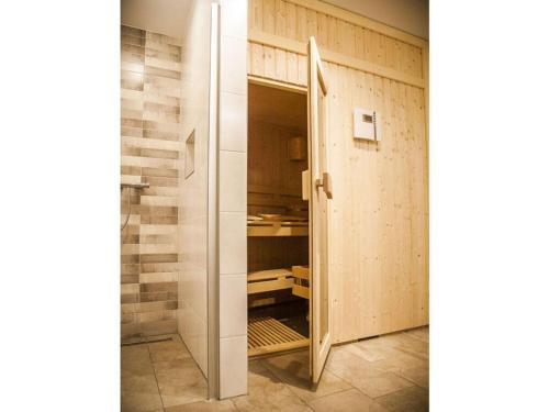 uma porta aberta para um armário num quarto em Large Haussee Modern retreat em Amtshof