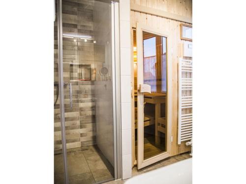 uma porta de duche em vidro num quarto com uma secretária em Wide Luzin Modern Retreat em Amtshof