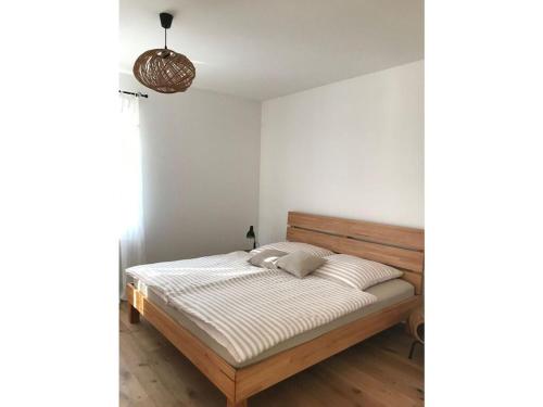 een slaapkamer met een bed met witte muren bij Bosau in the Sweden House in Bosau