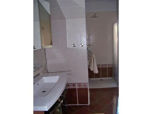 La salle de bains est pourvue d'un lavabo, d'un miroir et d'une baignoire. dans l'établissement A Heyne Modern retreat, à Weinböhla