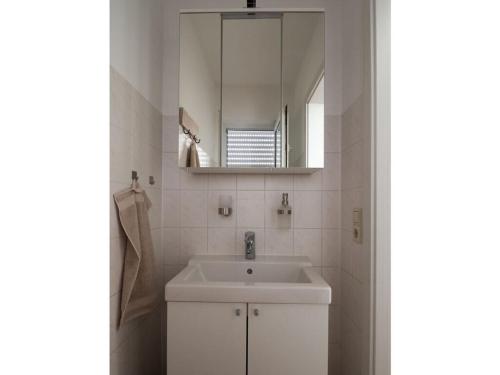 Baño blanco con lavabo y espejo en Pure nature, modern retreat, en Lenz