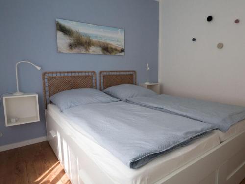 1 cama en un dormitorio con una foto en la pared en Pure nature, modern retreat, en Lenz
